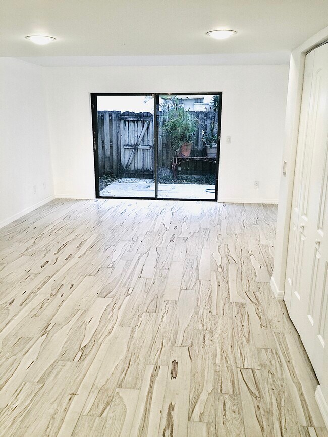 Building Photo - 625 Halifax N Ave