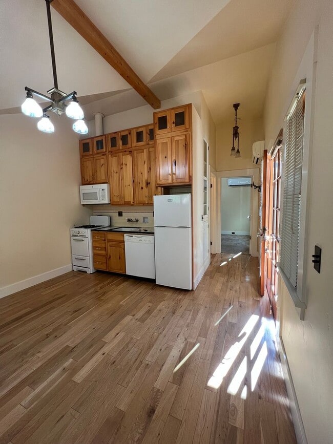 Building Photo - Charming 1 bedroom 1 bath cottage tucked o...