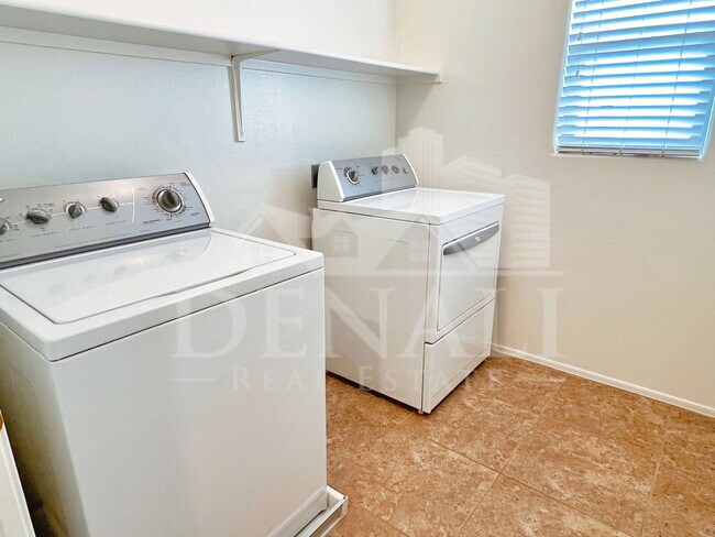 Building Photo - 113 E Palomino Dr