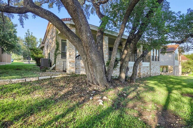 Building Photo - 208 Crescent Bluff