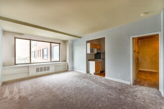 Building Photo - Charming & Bright Studio at River Place No...