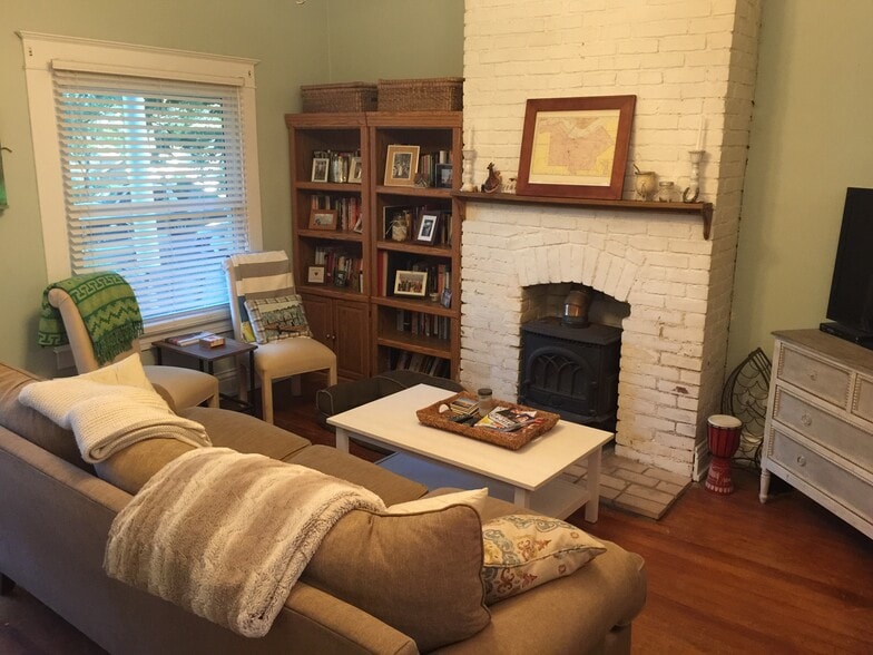 Livingroom - 1819 Deerwood Ave