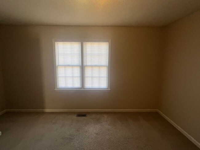 Building Photo - Spacious North Raleigh Townhouse! Pool! Lo...