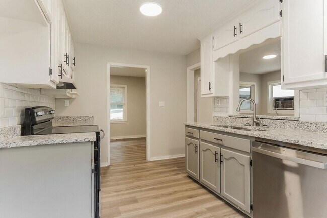 Building Photo - Modern 3BR Home on Quiet End Lot – Fully Updated!