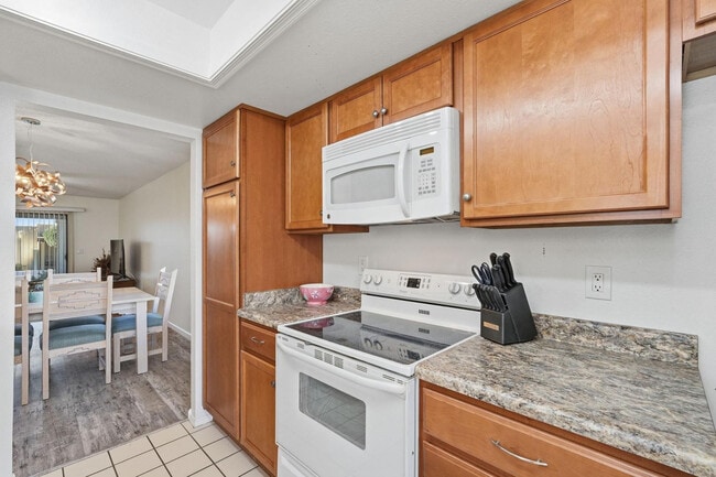 Building Photo - 650 S Arrowwood Way