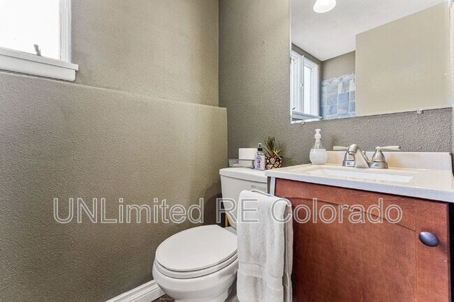 Building Photo - 303 Brentwood St