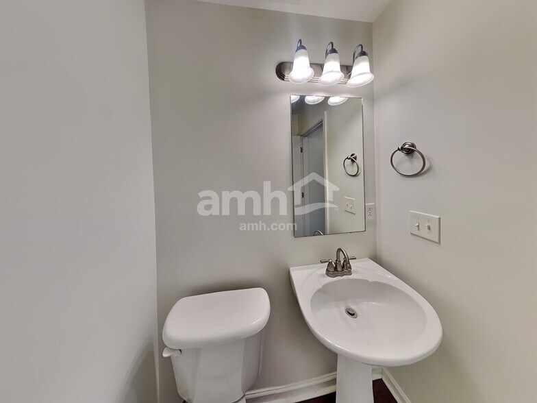 Building Photo - 3318 Diamond Ct