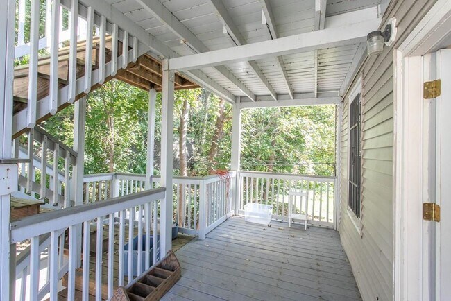 Building Photo - Second Floor Spacious 3 Bd 1 Bath Near Nor...