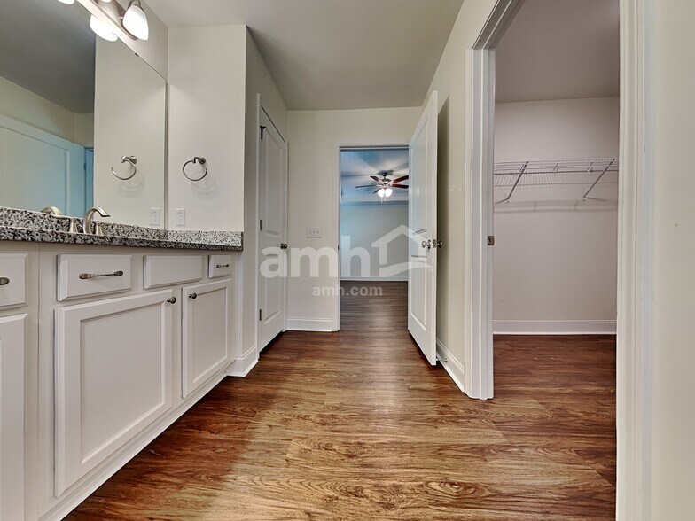 Building Photo - 230 Swan Dr