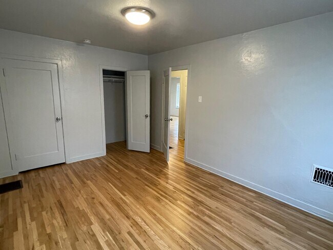 Building Photo - 619 S 10th Ave