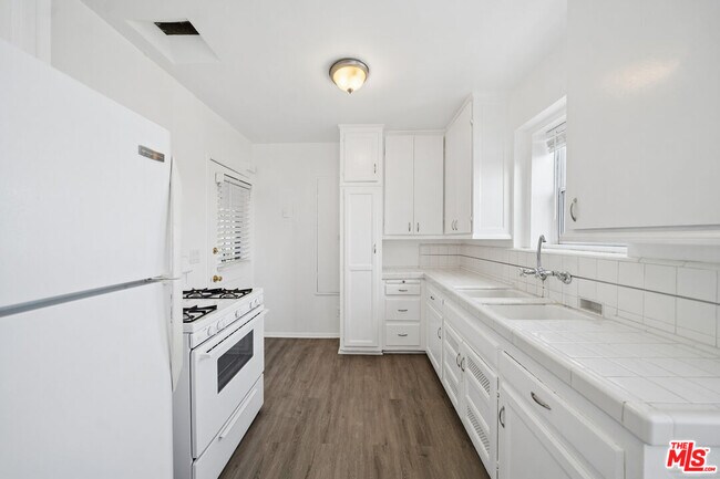 Building Photo - 1402 N Mansfield Ave