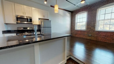 Building Photo - Midpoint Apartments in the heart of Downtown Lynchburg