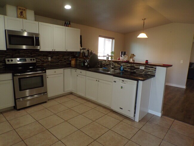 Building Photo - 759 N Sunrise Dr