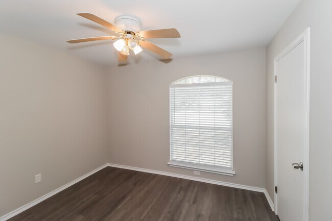 Building Photo - 2604 Hill Street Cove