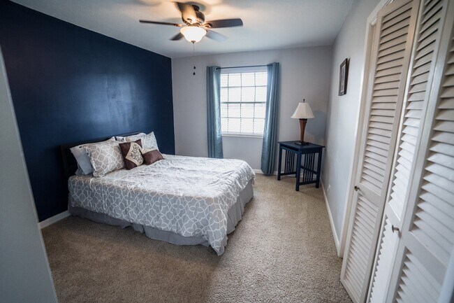 Building Photo - 8647 San Servera Dr E