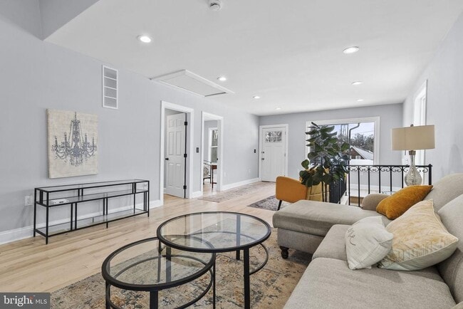 Building Photo - 4840 Hayes St NE