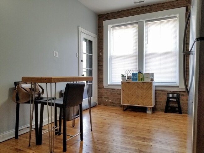 Building Photo - 3 bedroom rehab in the heart of Ukrainian Village