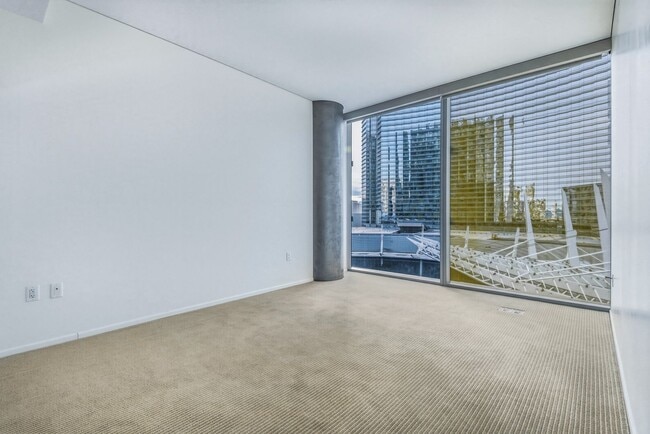 Building Photo - Veer Towers 602W-Strip and CityCenter Views form this Stunning 2Bd/2Ba Residence