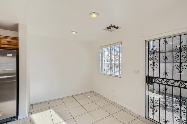 Building Photo - 2 Story with Vaulted Ceiling and All Kitchen Appliances