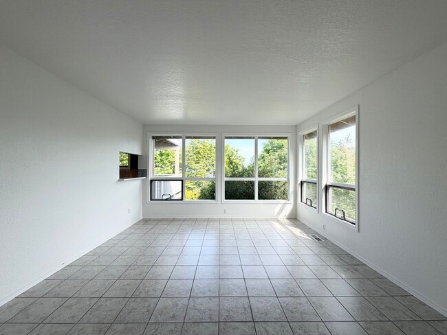 Building Photo - 3695 Sqft. Redondo home near Puget Sound!
