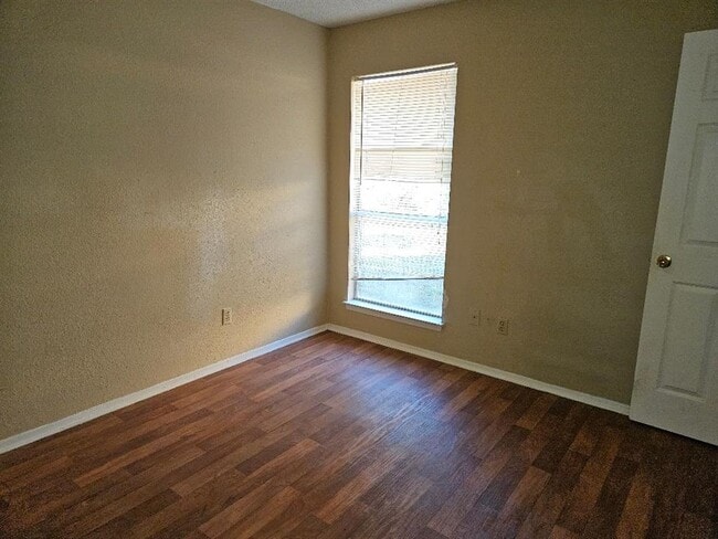 Building Photo - 805 Lexington Rd