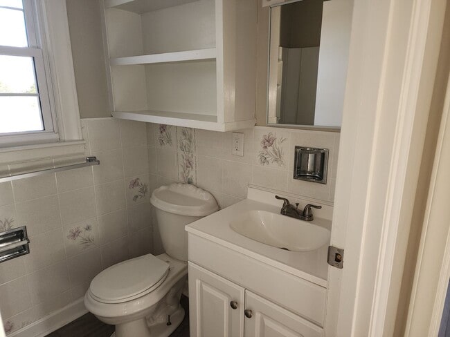 Building Photo - 3 bed 2 bath Rental