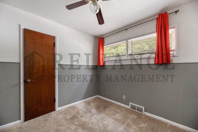 Building Photo - 4642 S vine Ave