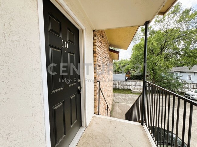 Building Photo - Spacious 2/1.5 in Denton Ready For Move-In!