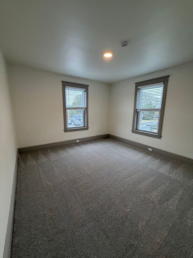 Building Photo - 584 W Main St