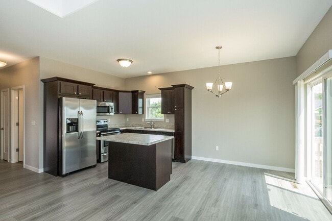 Building Photo - 4 bed/3 bath home East Side IC Easy Commut...