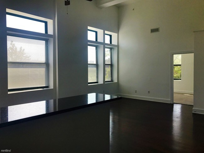 Building Photo - 609 E Kirby St