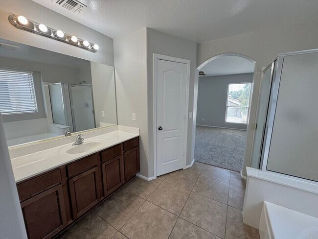Building Photo - Stunning 4Bedrooms/2.5 Bath Home!