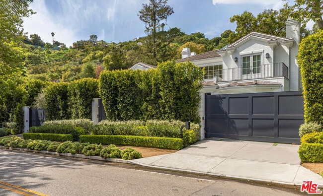 Building Photo - 1943 Mandeville Canyon Rd