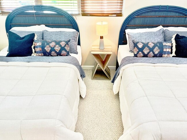 Building Photo - 602 N Shore Dr E