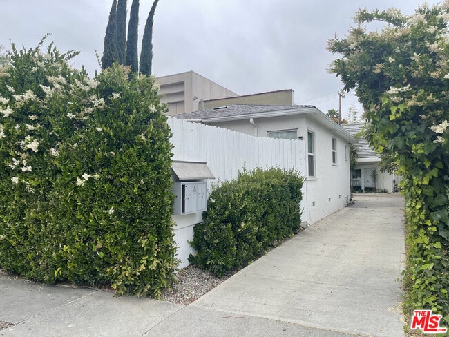 Primary Photo - 516 N San Vicente Blvd