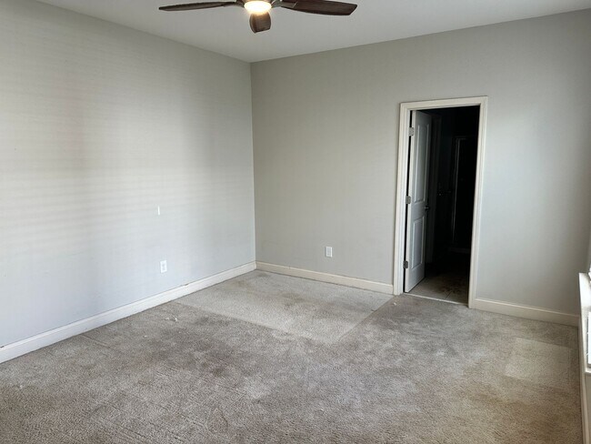 Building Photo - Gorgeous 3 Bedroom Townhome in Eagle Park!