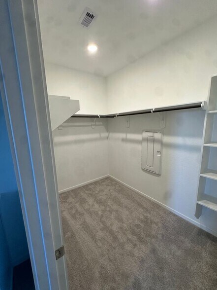Building Photo - 830 Heaven Dr