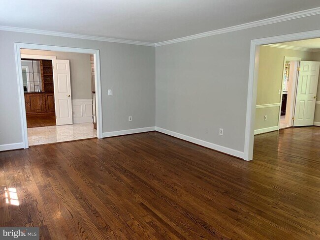 Building Photo - 10220 Cedar Pond Dr