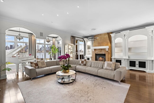 Primary Photo - 33 Regency Pl