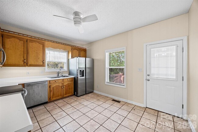 Building Photo - 215 6th St