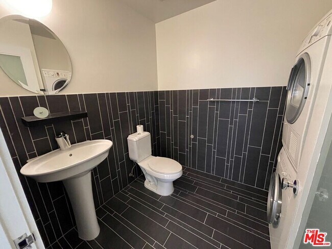 Building Photo - 727 W 7th St