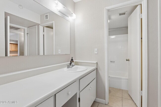 Building Photo - 4444 E Paradise Ln