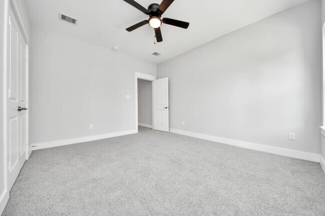 Building Photo - 1307 Laskey St
