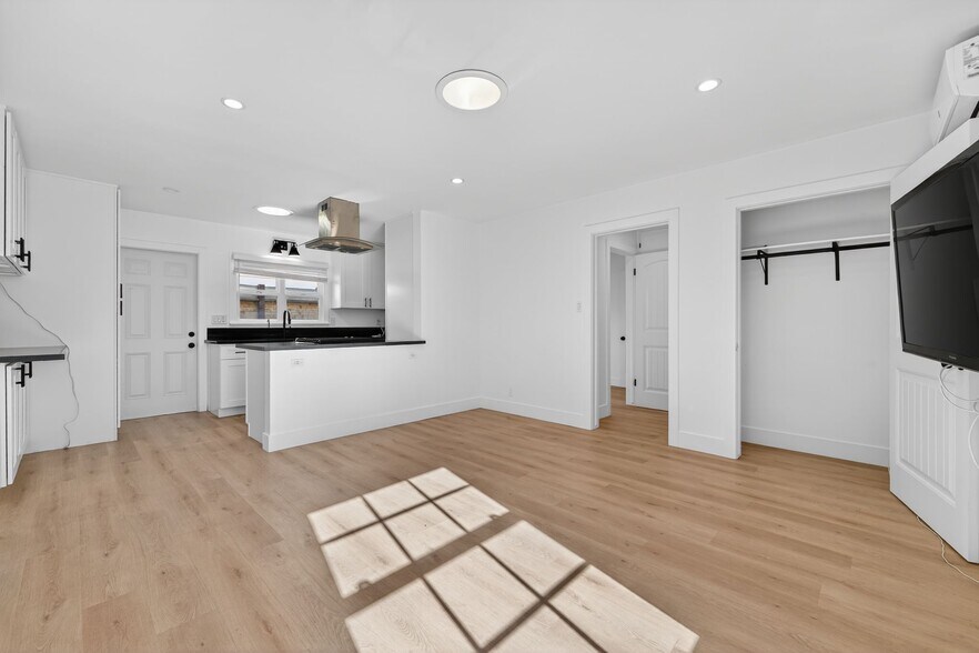 Building Photo - 6009 W 85th Pl