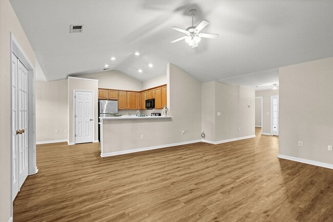 Building Photo - 4 Bed / 2 Bath Single Family Home for Rent...