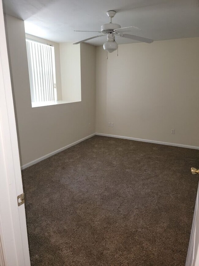 Building Photo - 3 BR/ 2BA Townhome located in