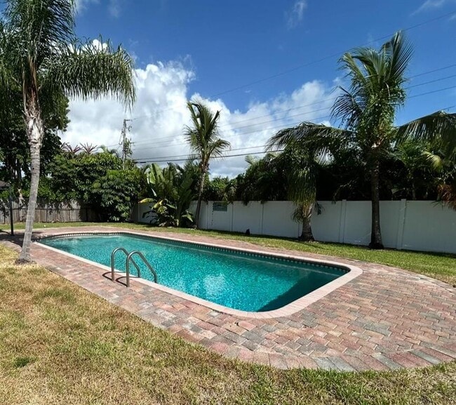 Building Photo - 1811 NE 43rd St