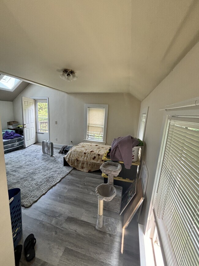 Building Photo - 44 S Silver Ln