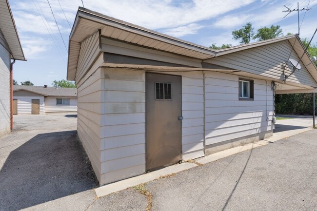 Building Photo - South Jordan 2 Bedroom, 1 Bathroom Duplex