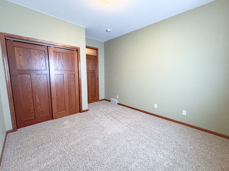 Building Photo - 958 Parkland Dr
